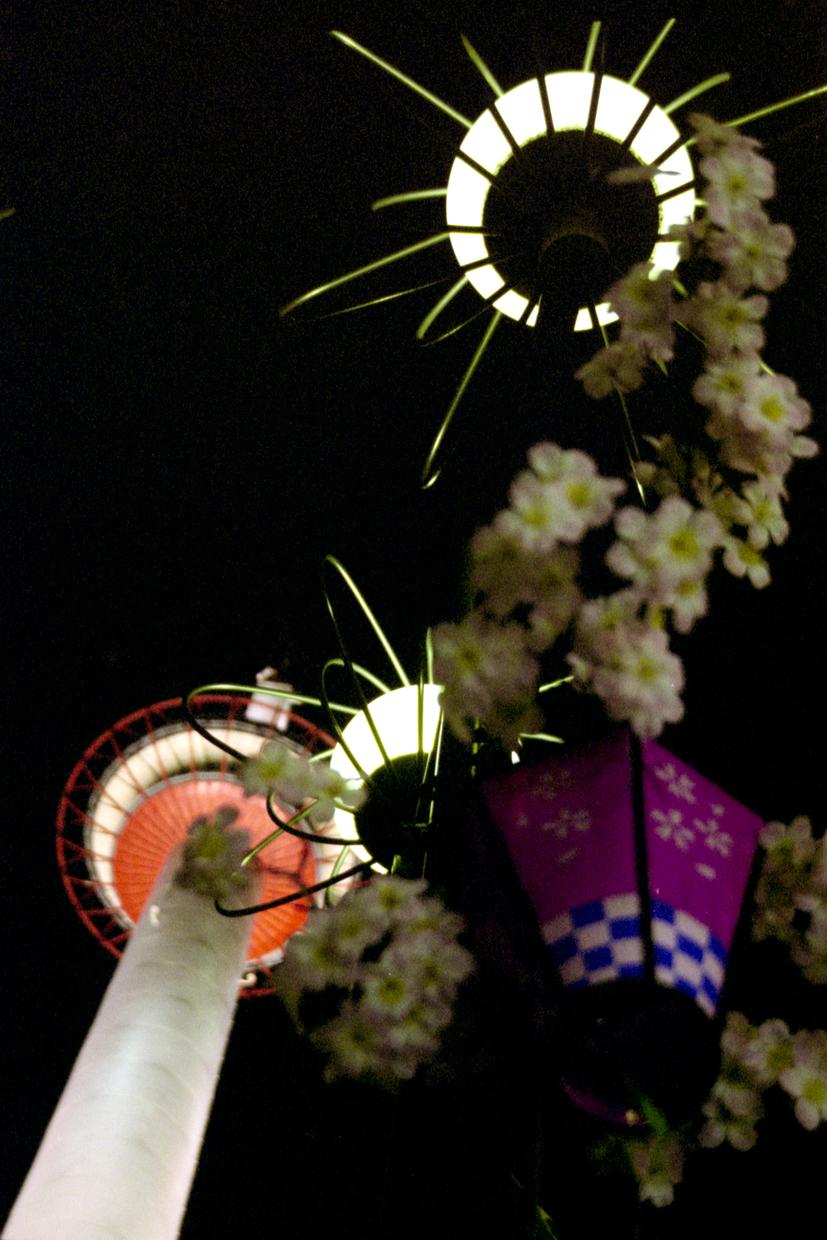 Un lampadaire avec la tour de Kyōto en arrière plan.