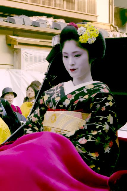 Une maïko lors de la parade du festival Hanatōro.