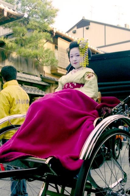 Une maïko dans un jinrikisha, lors de la parade du festival Hanatōro.