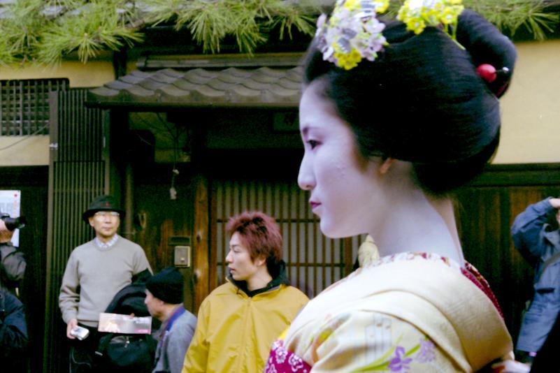Une maïko lors de la parade du festival Hanatōro.