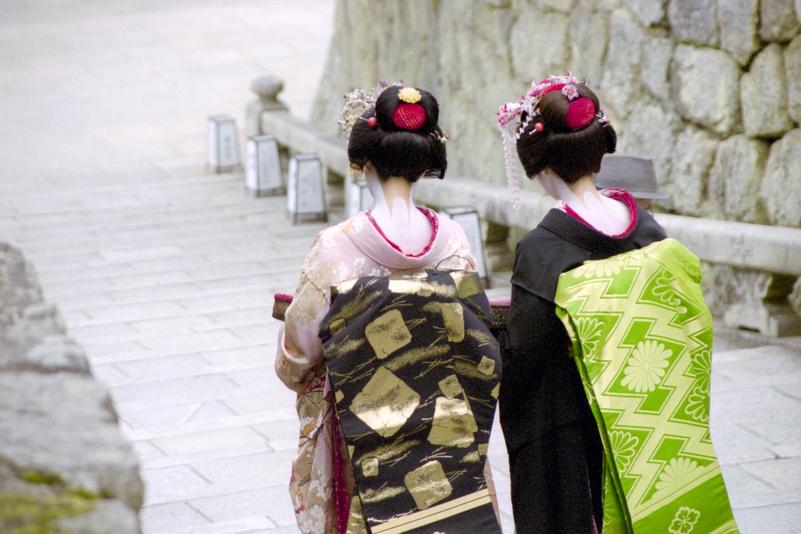 Deux maïkos au temple Kiyomizu-dera.