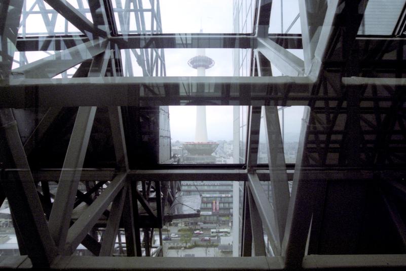 La tour de Kyōto, vue de la gare.