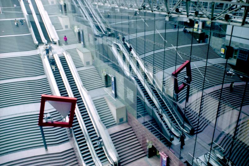 Les larges escaliers de la gare de Kyōto.