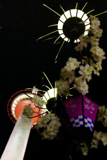 Un lampadaire avec la tour de Kyōto en arrière plan.