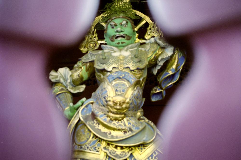 Un dieu à la porte Rinōji Taiyūin Nitenmon.