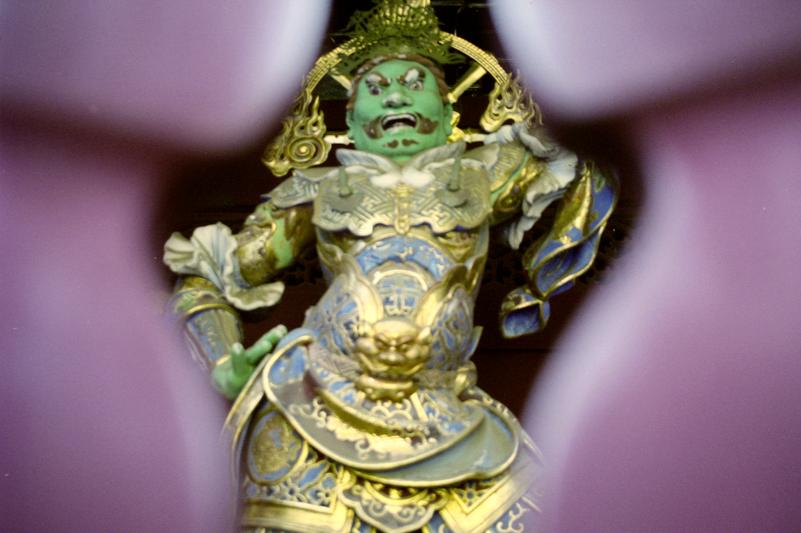 Un dieu à la porte Rinōji Taiyūin Nitenmon.