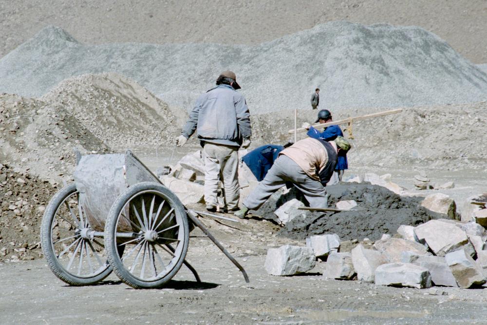 Des travaux sur la route entre Lhassa et Gyantse.