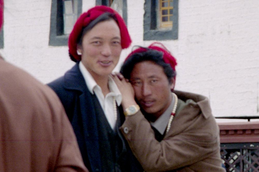 Des pèlerins près du temple de Jokhang.