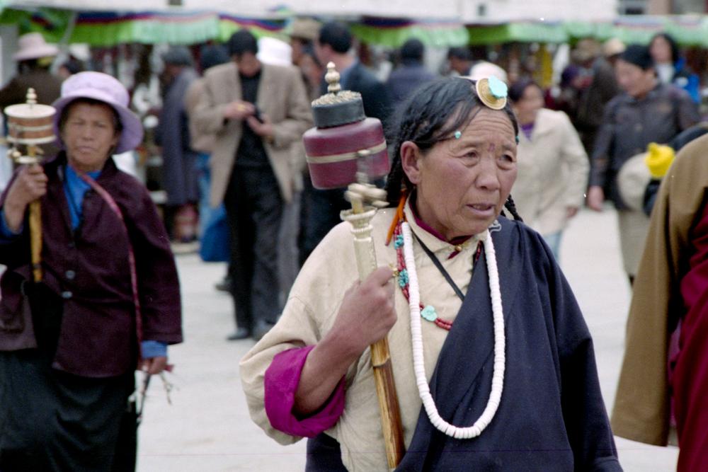 Des pèlerins près du temple de Jokhang.