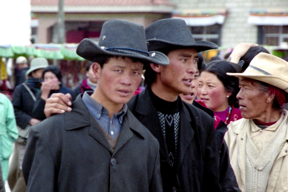 Des pèlerins près du temple de Jokhang.