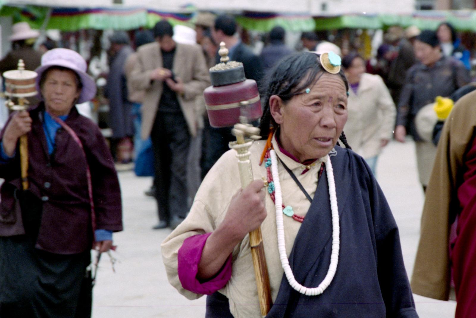 Des pèlerins près du temple de Jokhang.