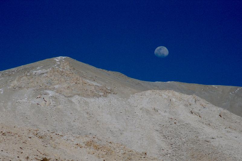 La lune se lève au dessus des montagnes.
