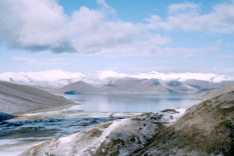 Le lac Yamdrok, sur la route entre Lhassa et Gyantse.