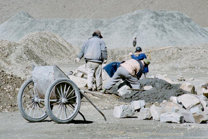 Des travaux sur la route entre Lhassa et Gyantse.