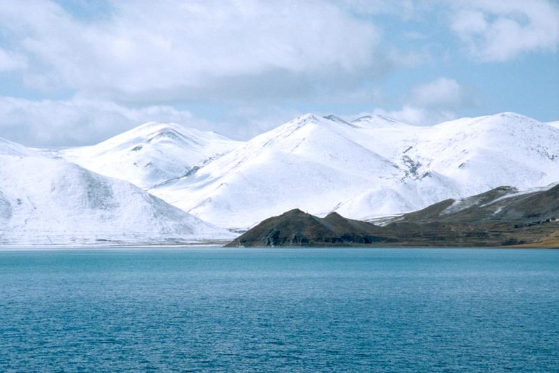 Le lac Yamdrok, sur la route entre Lhassa et Gyantse.
