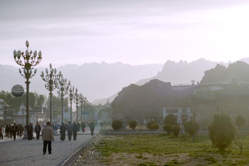 Une rue embrumées de Lhassa.