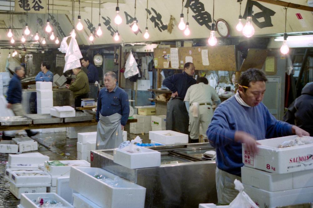 Un étal de poissonniers au marché de Tsukiji.