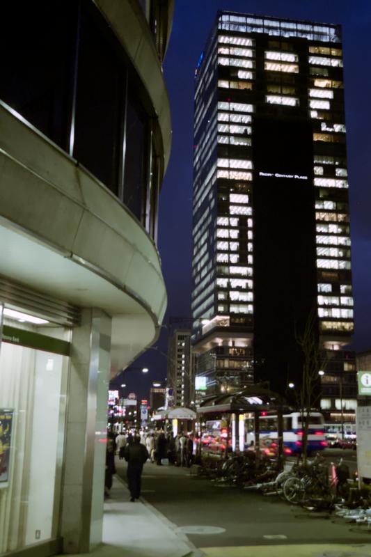 La nuit près de l'édifice du Pacific Century Place.