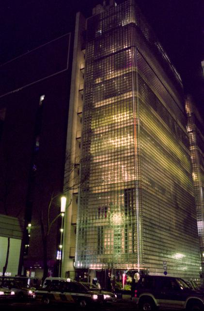 L'édifice Hermès, tout en blocs de verre.