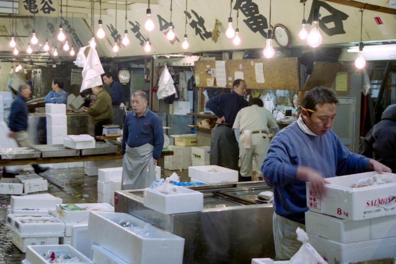 Un étal de poissonniers au marché de Tsukiji.
