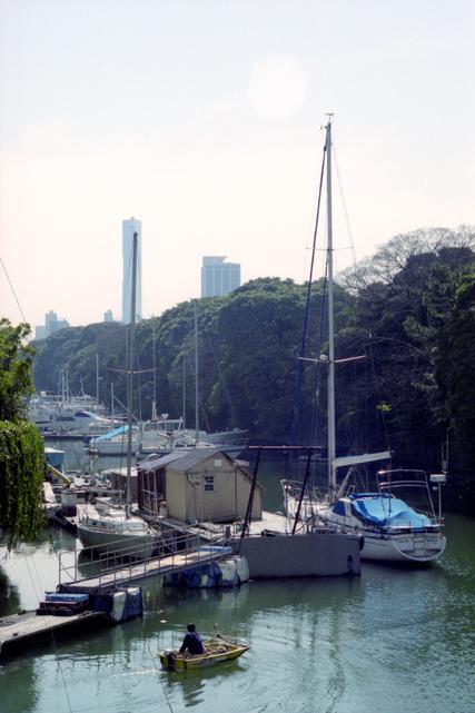 Bateaux amarrés près du jardin Hama-Rikyū, dans la baie de Tōkyō.
