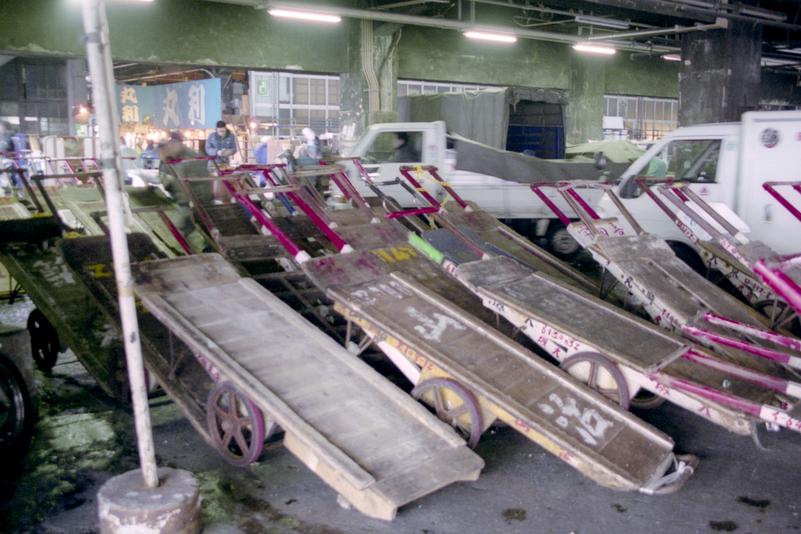 Les chariots utilisés pour transporter le poisson.