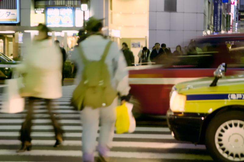 La nuit sur une artère commerciale du quartier de Yaesu, Tōkyō.