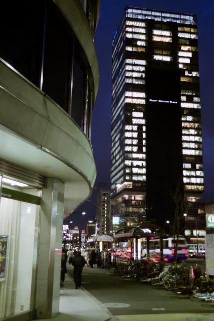 La nuit près de l'édifice du Pacific Century Place.