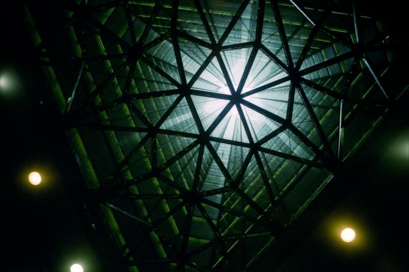 Plafond de l'atrium de l'édifice Shinjuku Sumitomo.