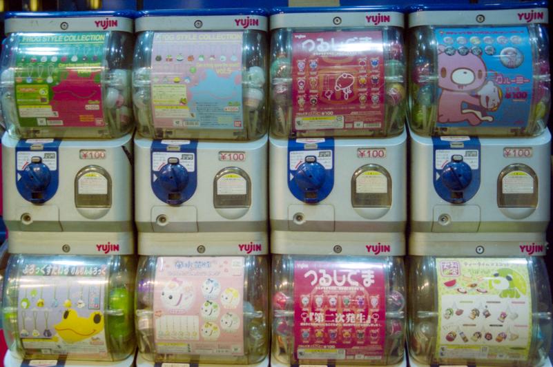 Des distributrices de jouet.