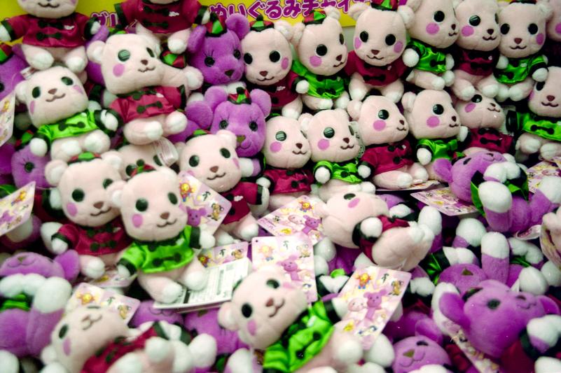 Des toutous prisonniers d'une machine attrape-peluche.