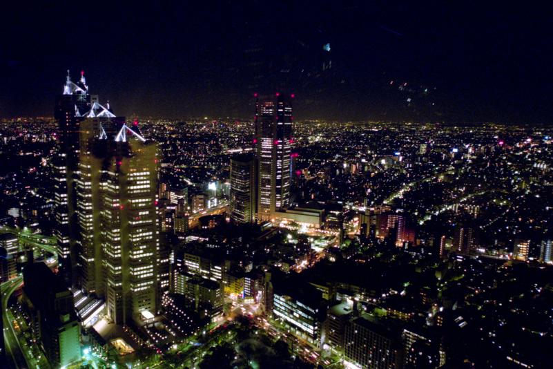 Tōkyō la nuit. À gauche, l'hôtel Park Hyatt, au centre l'Opéra de Tōkyō et au loin, l'arrondissement de Shibuya.