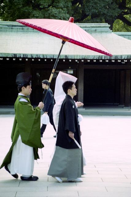 Un mariage au temple Meiji-jingū.