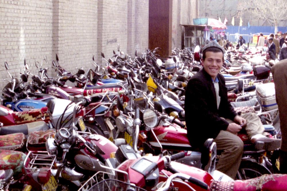 Le stationnement des motos du marché de Kashgar.