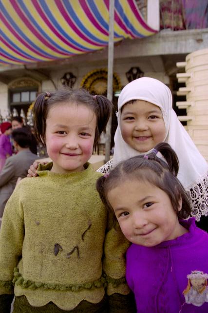 Des enfants prennent la pose pour le touriste.