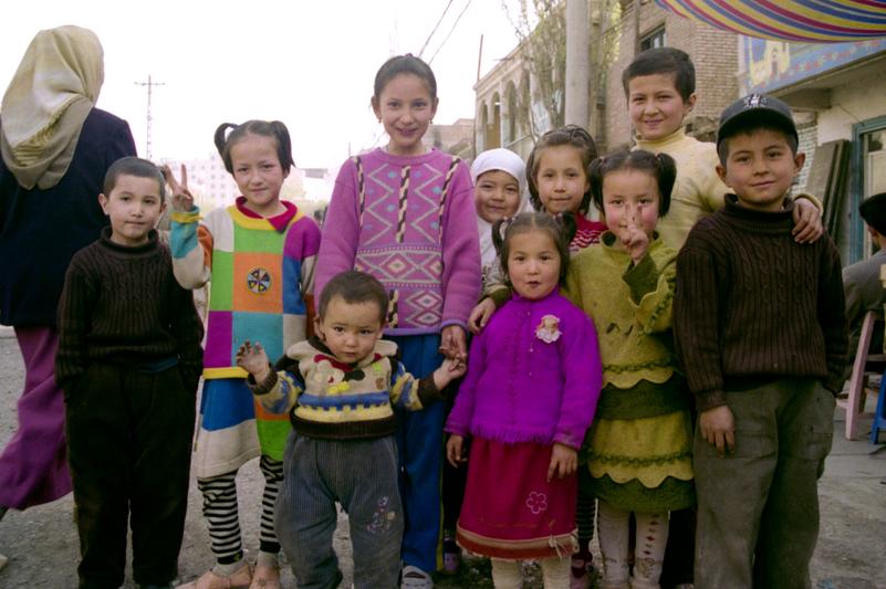 Des enfants prennent la pose pour le touriste.