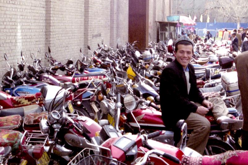 Le stationnement des motos du marché de Kashgar.