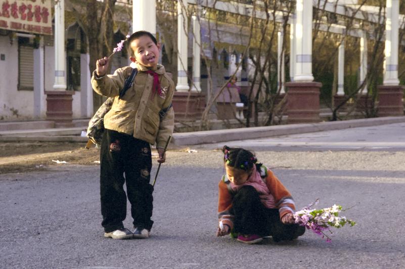 Deux enfants reviennent de l'école.