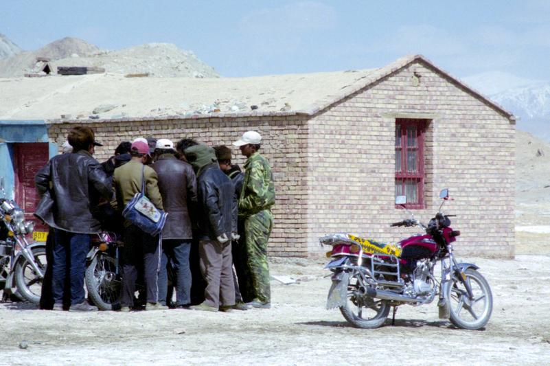 Un groupe de Kyrgyz discutent.