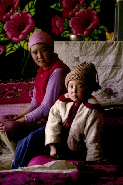 Une femme et une jeune fille dans une maison sur les rives du Karakul.