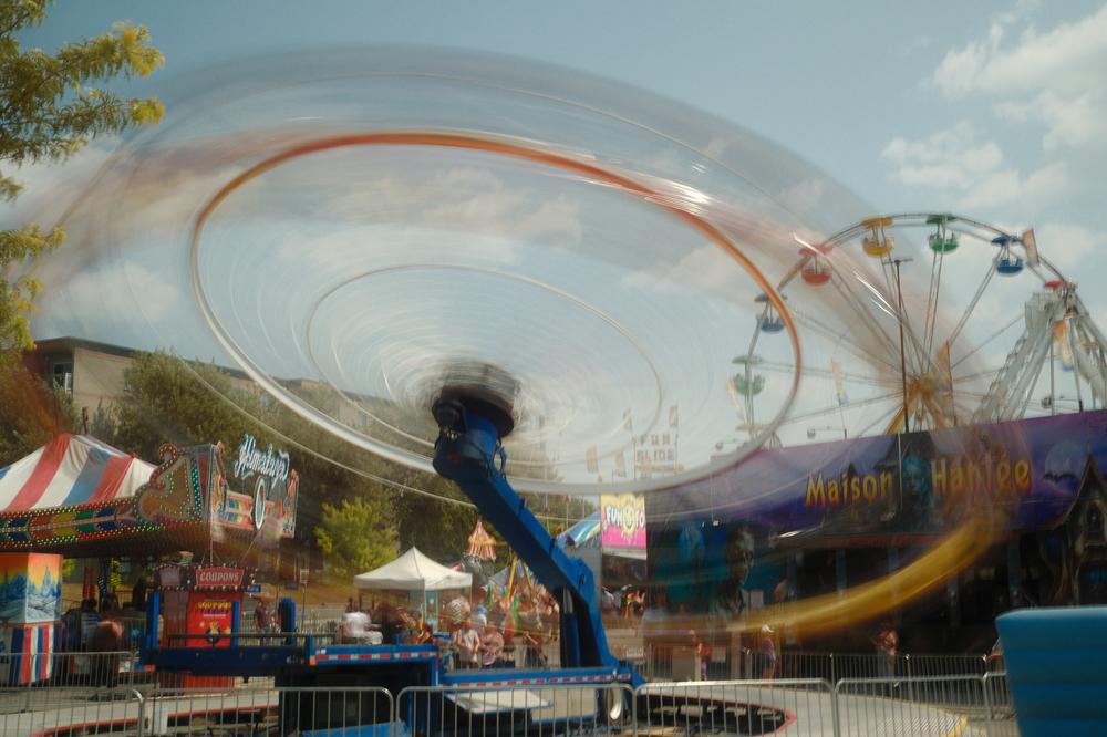 Un manège coloré en mouvement.