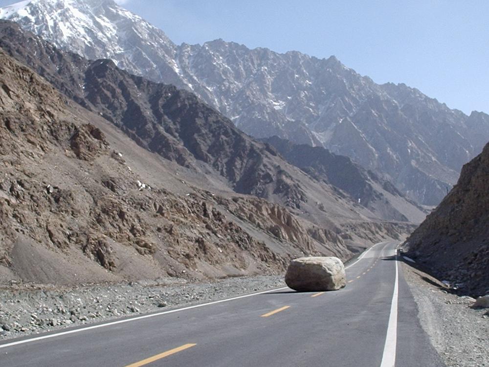 Un énorme rocher au milieu de la route.