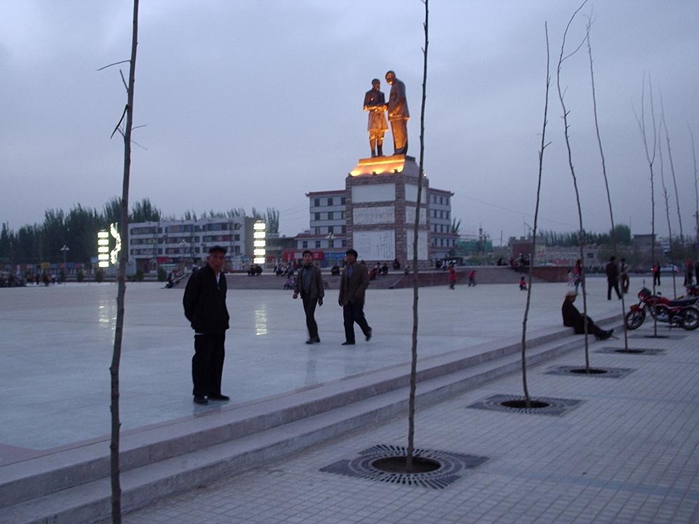 La place publique de Hotan, toute en pierre.