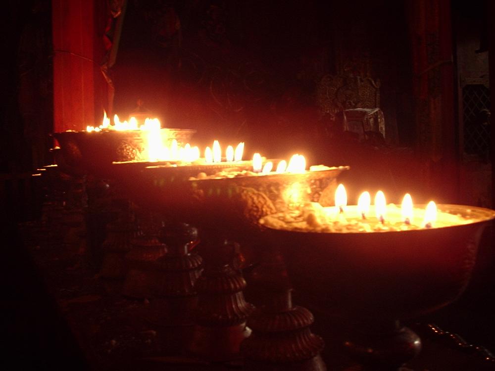 Des lampes au beurre de yak.