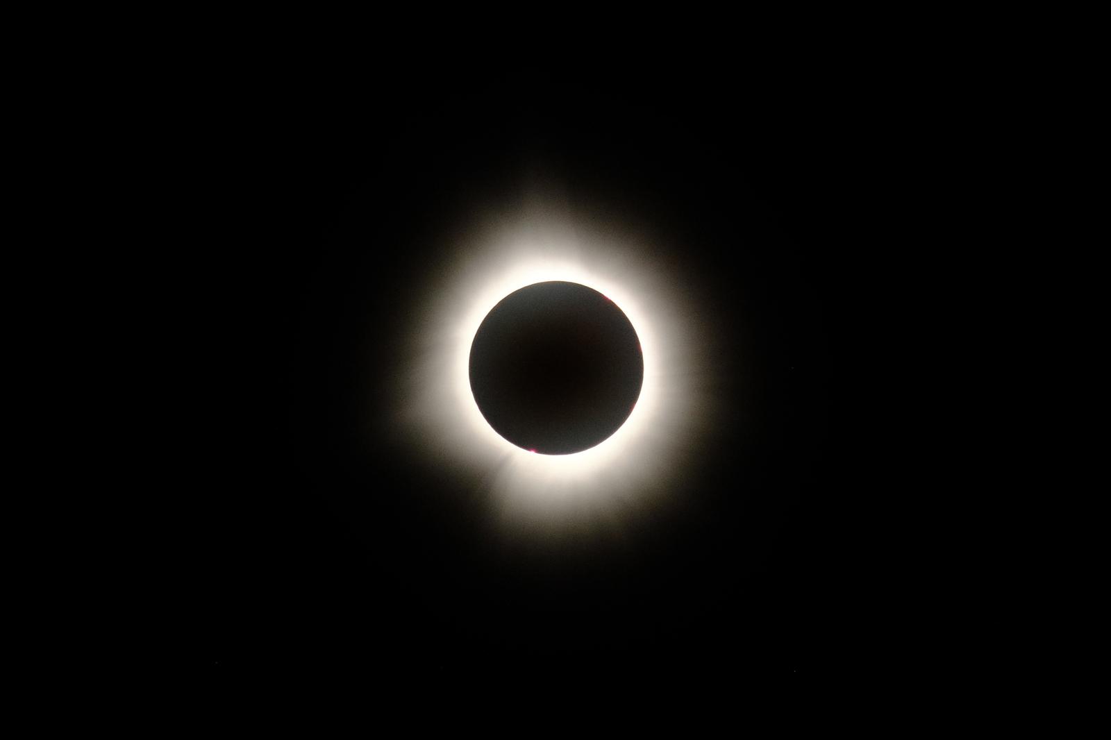 La couronne solaire est visible alors que l'éclipse est dans sa totalité. Granby, Québec, 8 avril 2024.