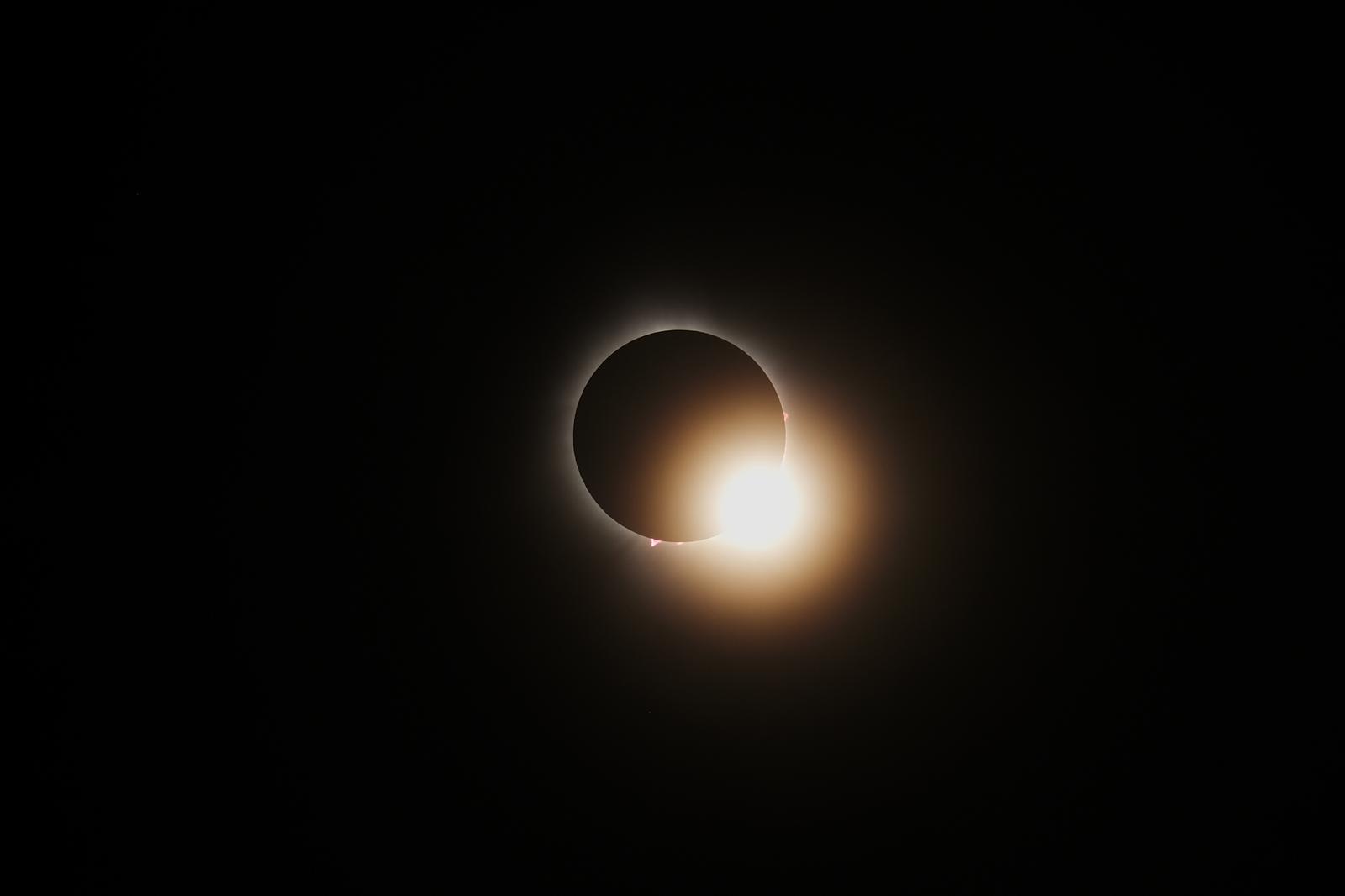 Protubérances solaires, alors que l'éclipse sort de sa totalité. Granby, Québec, 8 avril 2024.