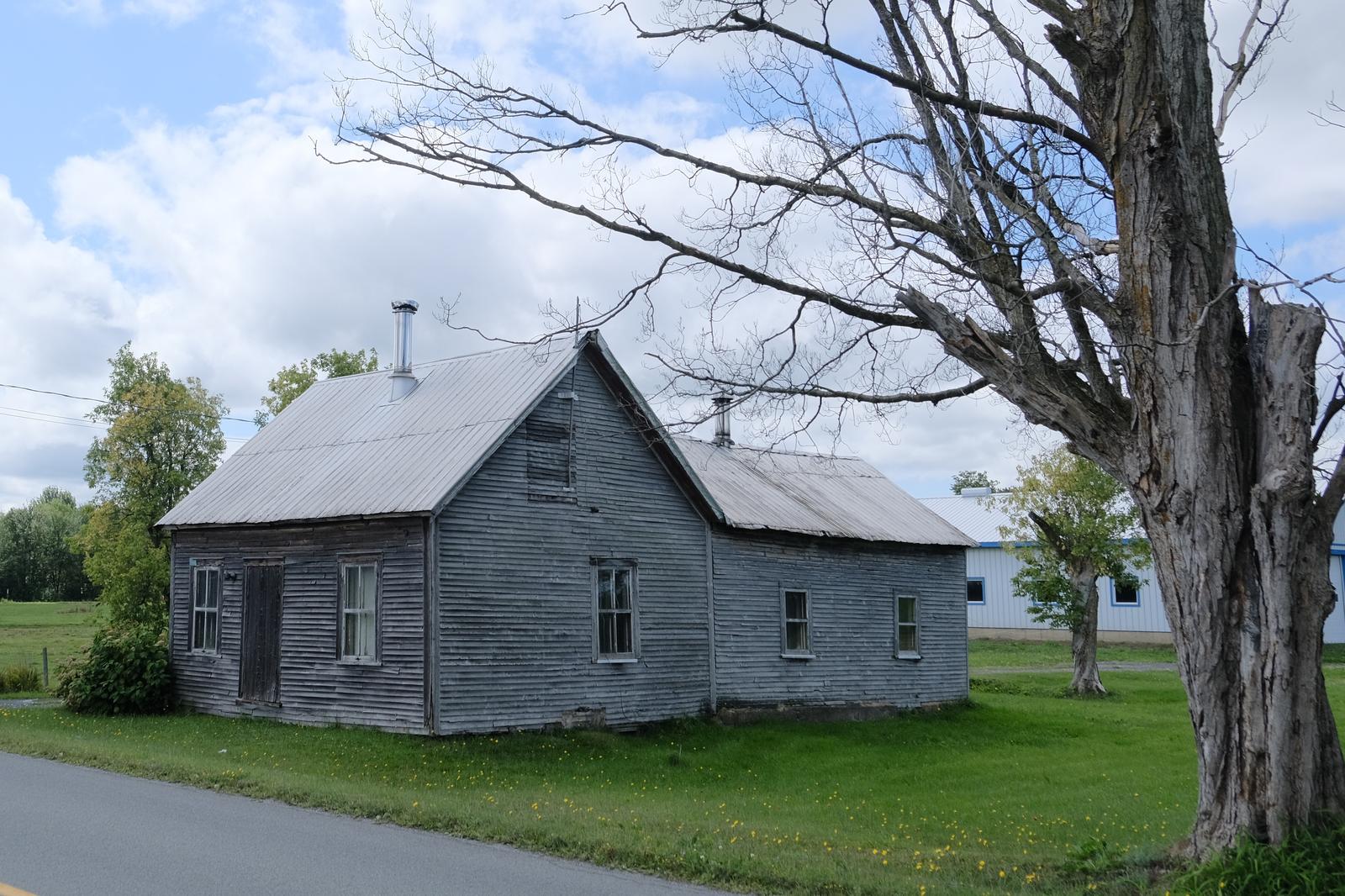 Une vieille maison sur le bord d'un rang en Estrie, Québec.