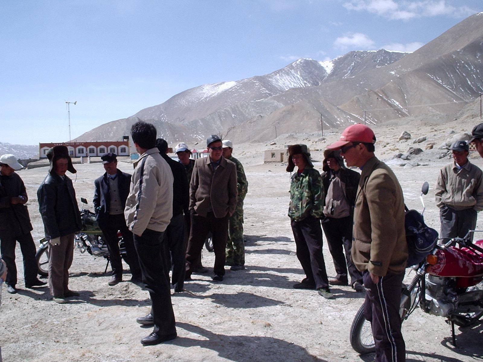 Des gens du coin se rassemblent au lac Karakul.