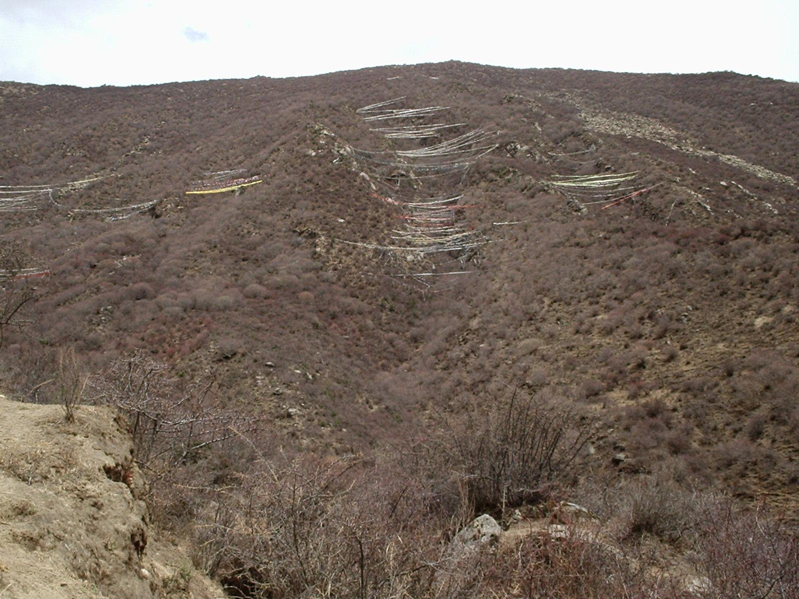Des drapeaux à prière tendus dans la montagne.
