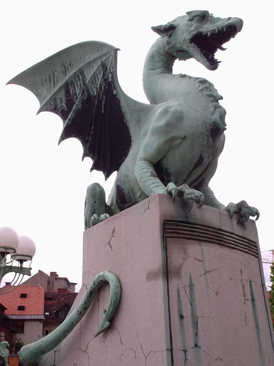 Une gargouille garde un pont à Ljubljana.